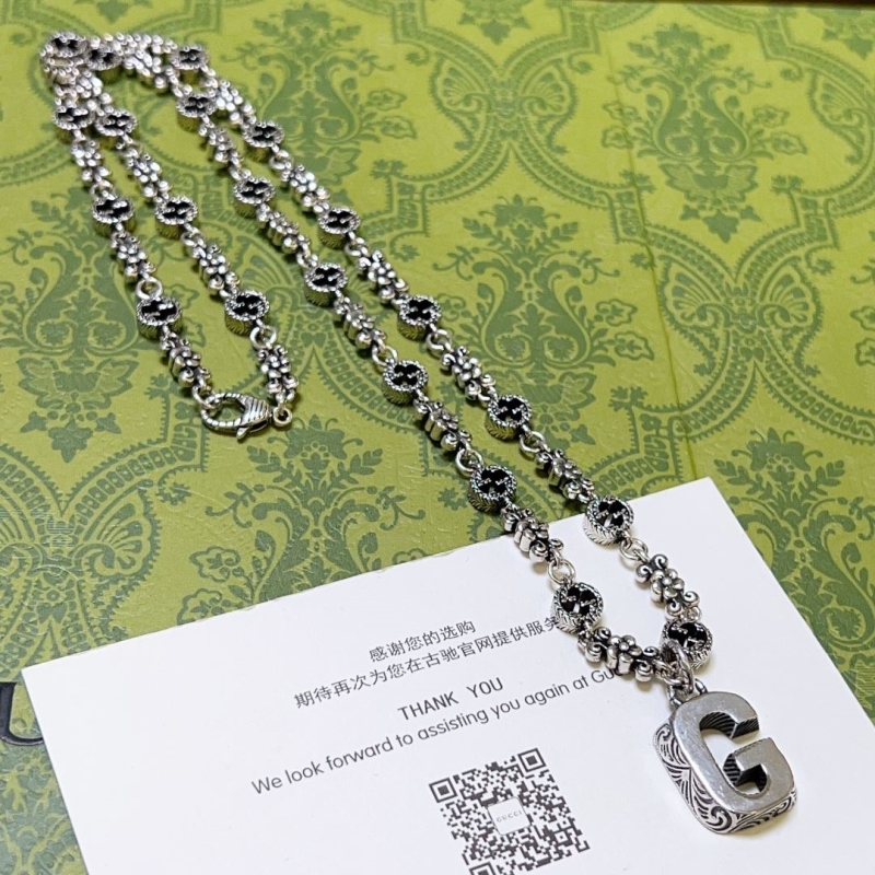 G*u*i necklaces